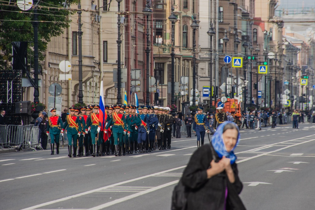 Курсанты военных вузов маршируют к площади Александра Невского. Фото: Ирина Иванова.