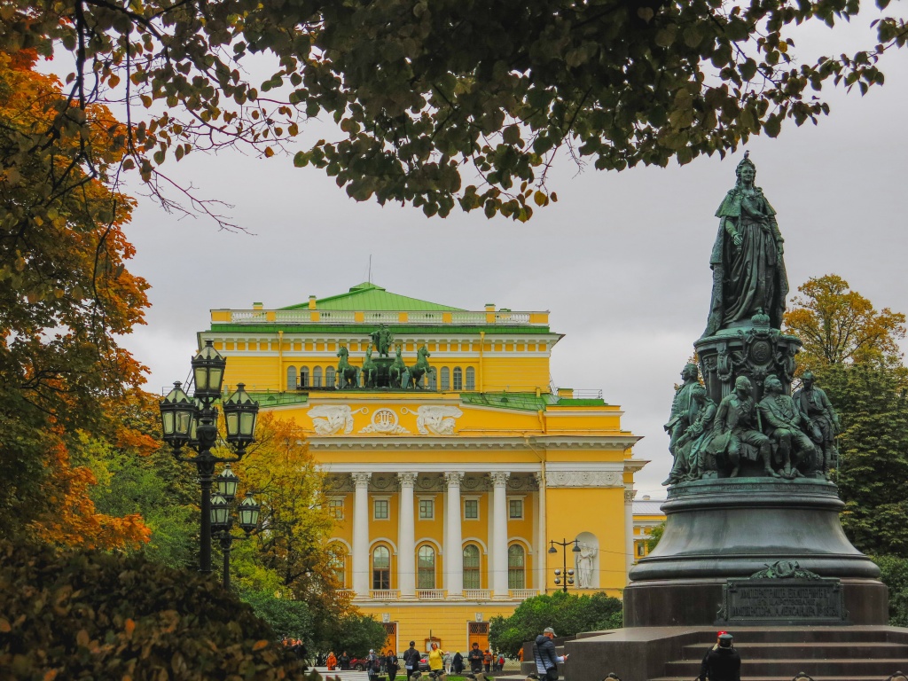 Александринский театр и памятник Екатерине II. Фото: Ирина Иванова.