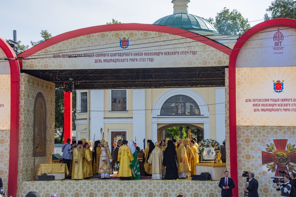 Праздничный молебен на сцене. Общий вид. Фото: Ирина Иванова.