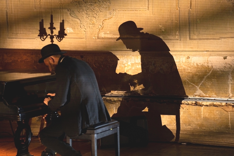 Спектакль «Бес-Сон-Ницца». Фото предоставлено пресс-службой Театра-фестиваля «Балтийский дом». Правообладатель: Театр-фестиваль «Балтийский дом». Спектакль «Бес-Сон-Ницца». Фото предоставлено пресс-службой Театра-фестиваля «Балтийский дом». Правообладатель: Театр-фестиваль «Балтийский дом».