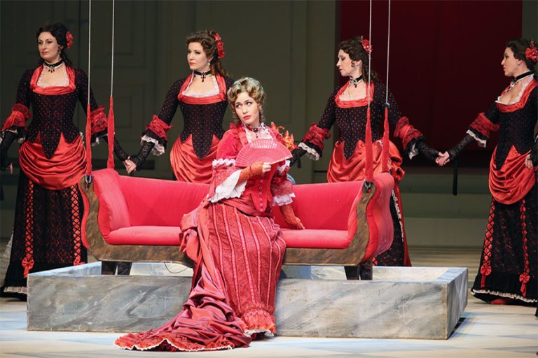 Мариинский театр. Сцена из оперы Чайковского «Чародейка». Источник: mariinsky.ru. Правообладатель: mariinsky.ru. 