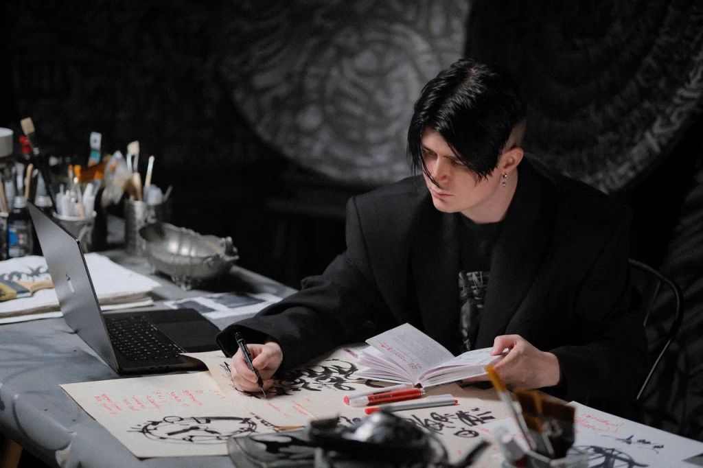 На презентациях проекта Покрас устроит перформанс — создаст каллиграфические работы поверх увеличенных страниц книги.