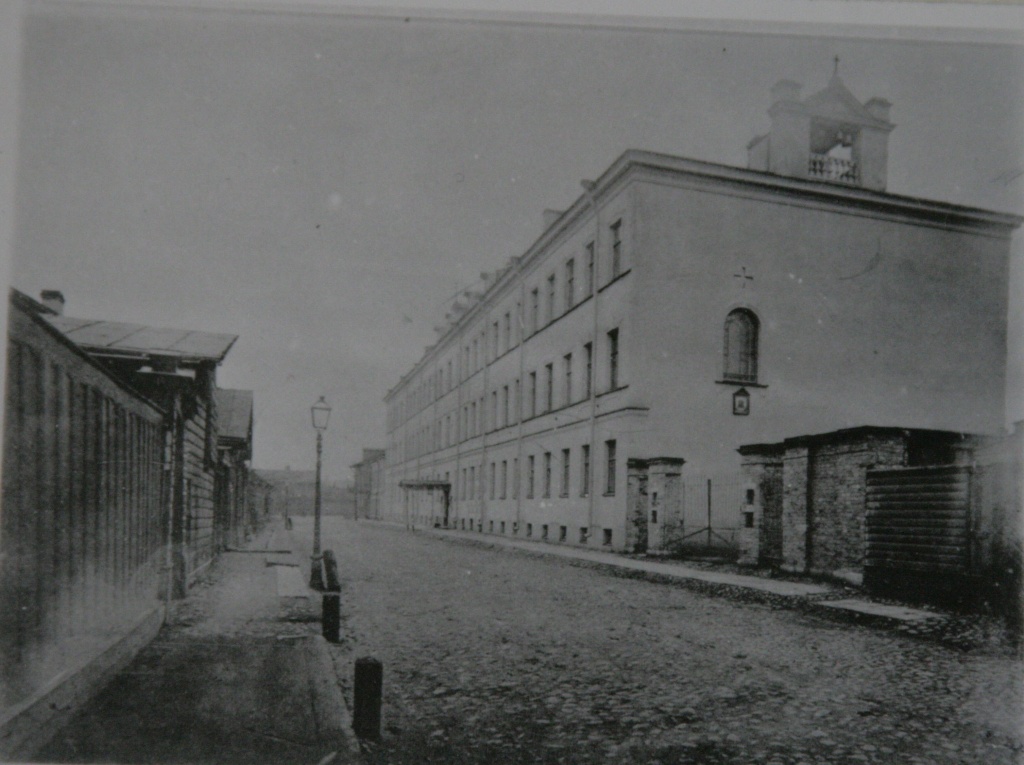 Архивная фотография Стрельнинской улицы в 19 веке. Правообладатель: Библиотека для слепых и слабовидящих. Архивная фотография Стрельнинской улицы в 19 веке. Правообладатель: Библиотека для слепых и слабовидящих.