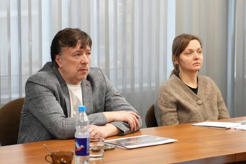 Слева директор Театра Мимики и Жеста Роберт Фомин участвует в обсуждении празднования 100-летия ВОГ. Правообладатель: пресс-служба президента ВОГ, t.me/press_vog.