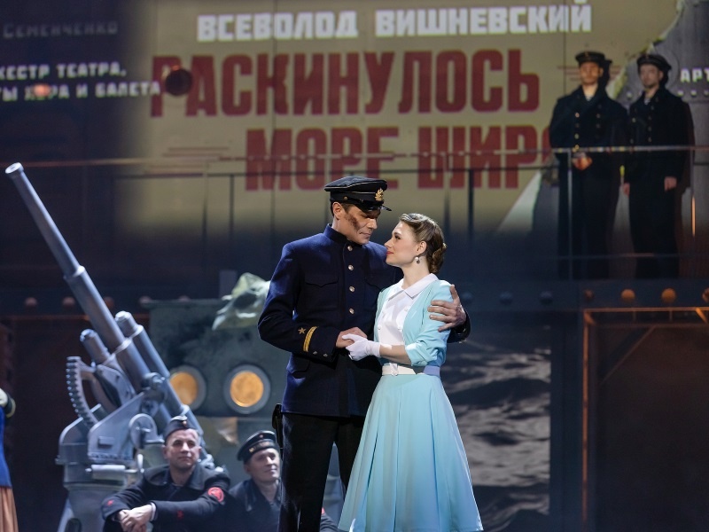 «Раскинулось море широко». 