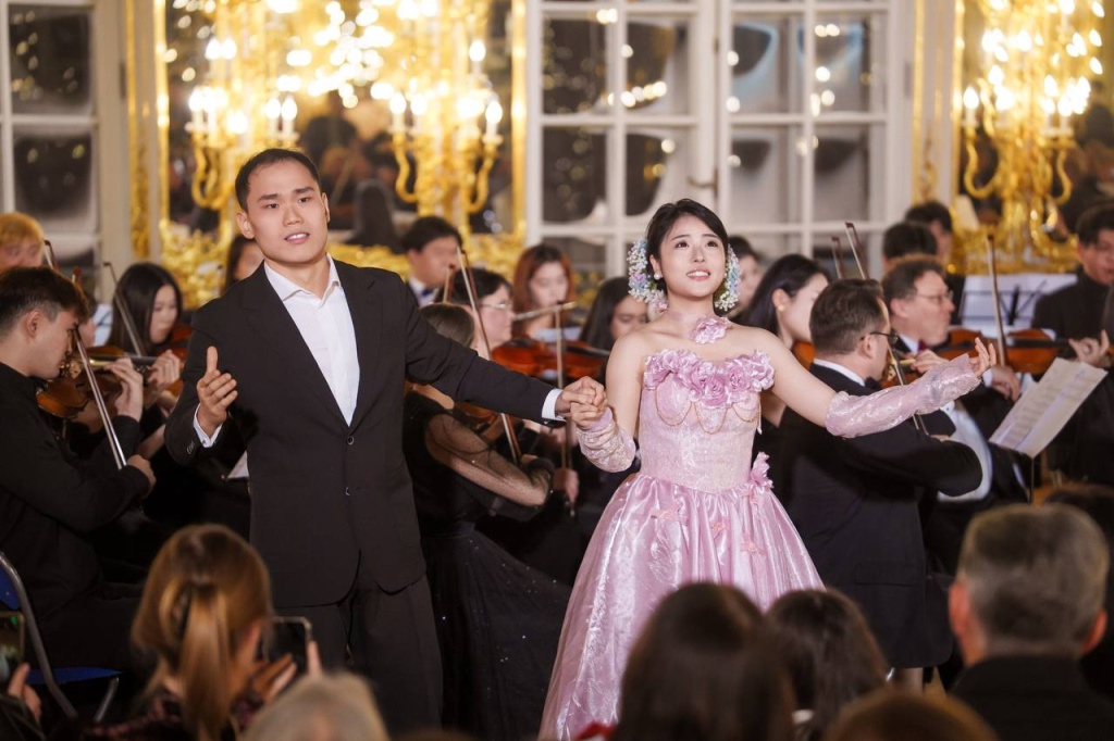 «Прогулка по снегу в поисках цветущей сливы». 