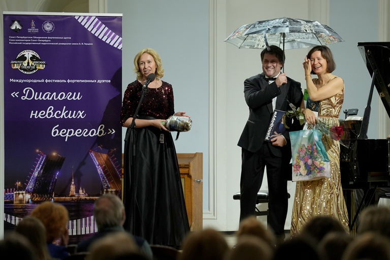 Художественный руководитель фестиваля Надежда Медведева, Ирина Силиванова и Максим Пурыжинский в Рахманиновском зале Московской консерватории. Фото предоставлено Пресс-центром фестиваля. Автор: Эмиль Матвеев. Правообладатель: Пресс-центр фестиваля. 
