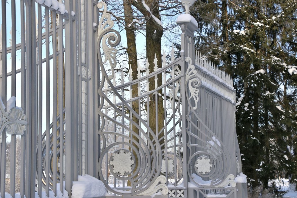 Изготовленные металлические пилоны и кованые створки установили на первоначальные места. Изготовленные металлические пилоны и кованые створки установили на первоначальные места.