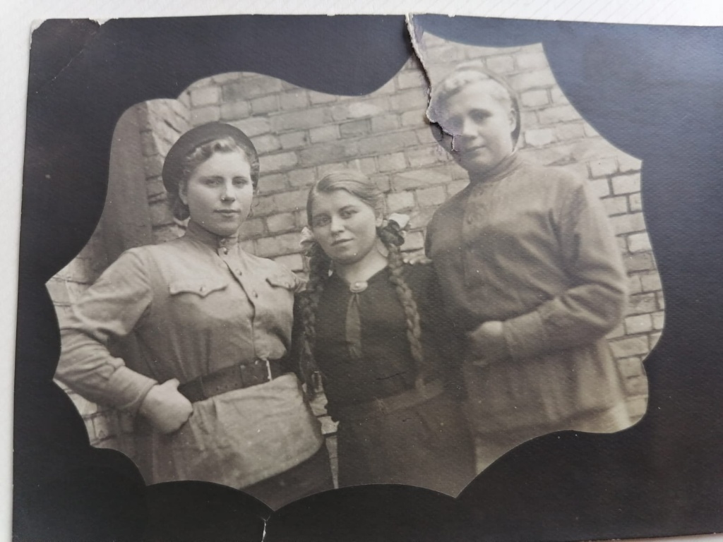 В составе группы на фото: Лидия Фёдоровна Париевская (Мельникова). Из личного архива семьи Бильди.
