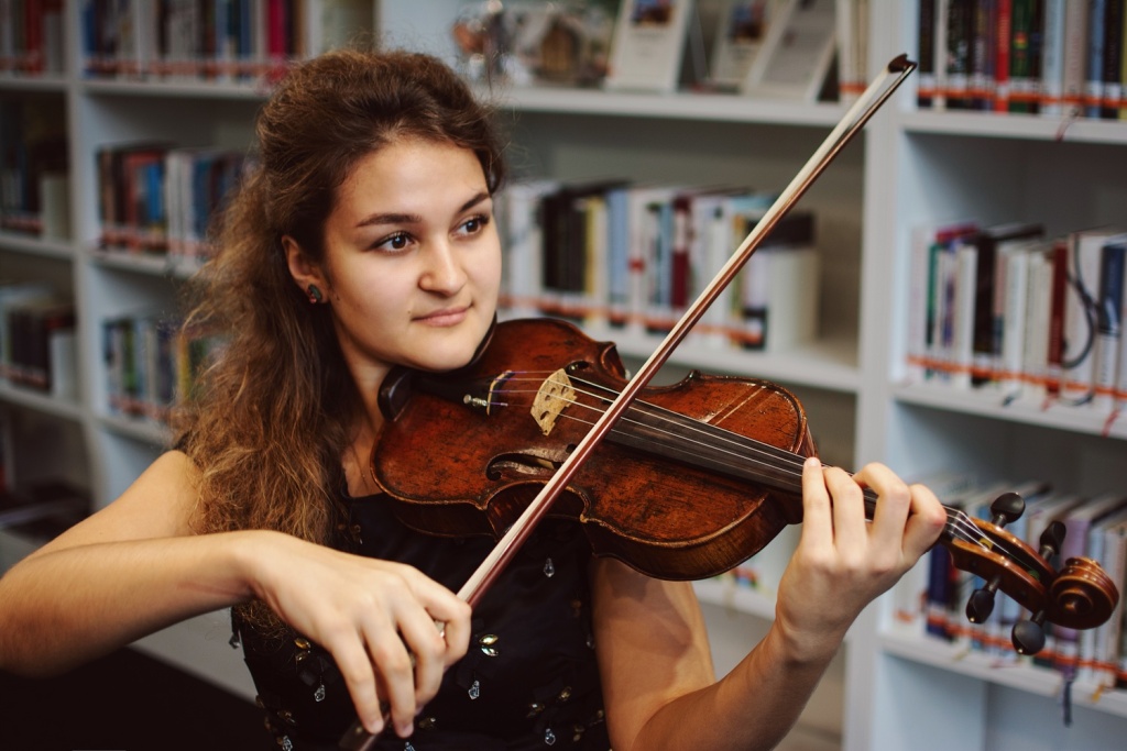 Марина Бесчастных (скрипка). Программа «Герои сказок в музыке». Фото: philharmonia.spb.ru. ПАравообладатель: Санкт-Петербургская филармония им. Д.Д. Шостаковича. 63bbdd4838be4.jpeg