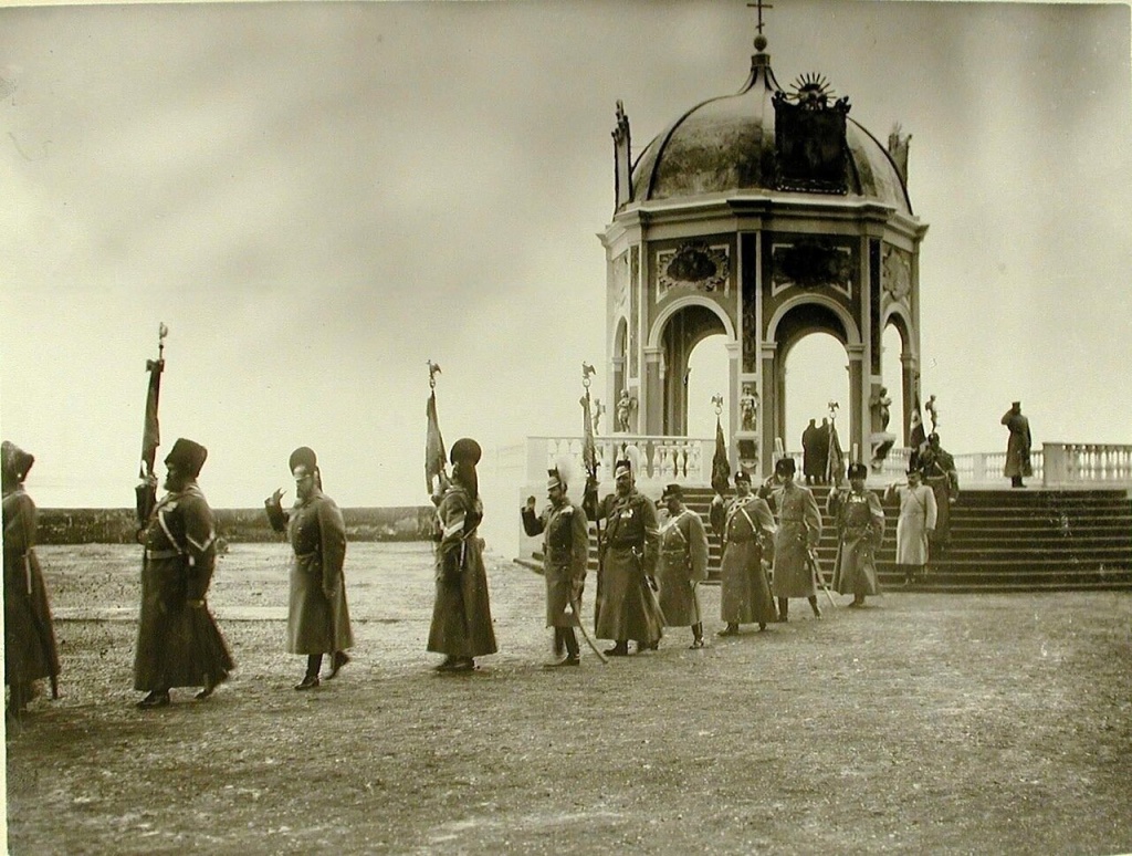 6 января 1904 высшие офицерские чины переносят знамена от Иордани в Зимний дворец. Фото: pastvu.com.