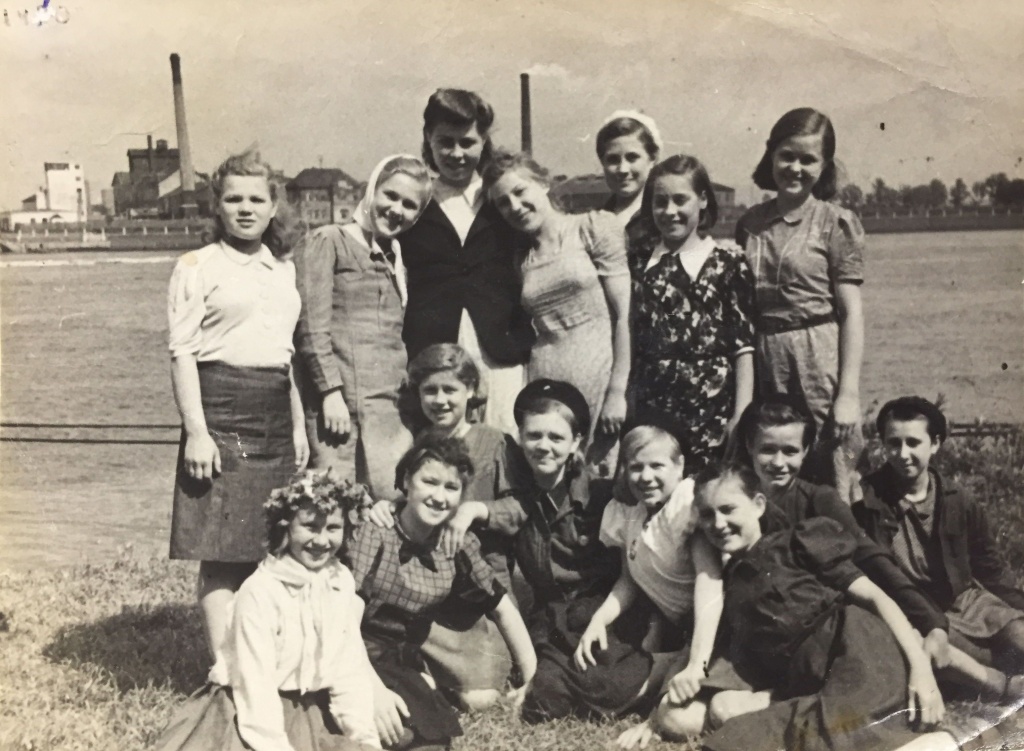 Учащиеся ФЗУ при фабрике им. В.П. Ногина на берегу Невы (1945 год). Правообладатель: пресс-служба мемориального музей «Разночинный Петербург».