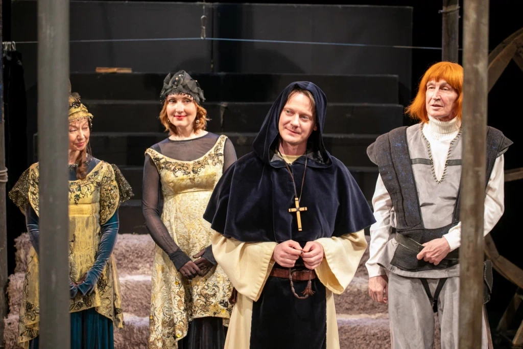 Молодая королева - Надежда Рязанцева, Агнесса - Нина Лоленко, Архиепископ - Сергей Яценюк, Латремуй - Геннадий Косарев.