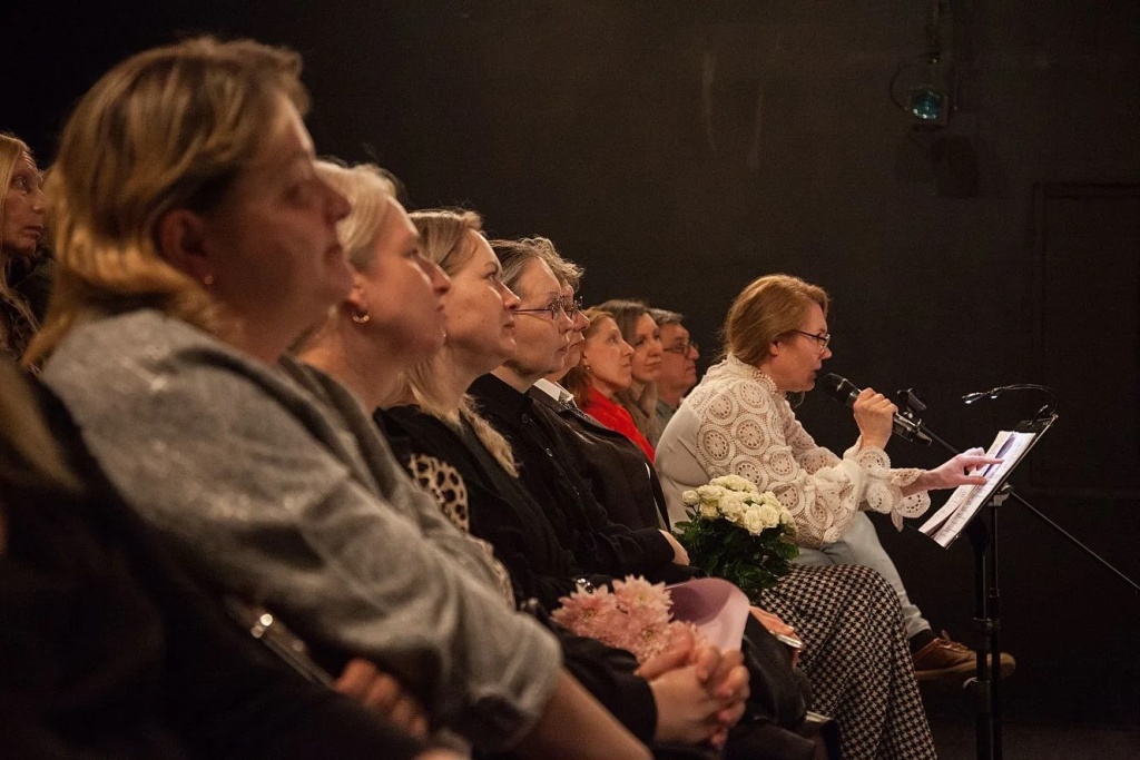 Диктор на премьере спектакля «Любовь безмерная» в театре-фестивале «Балтийский дом». Правообладатель: Дмитрий Мириленко / пресс-служба СПбТГ. Диктор на премьере спектакля «Любовь безмерная» в театре-фестивале «Балтийский дом». Правообладатель: Дмитрий Мириленко / пресс-служба СПбТГ.
