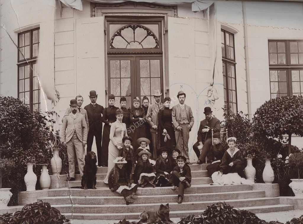 На фотографии, предположительно сделанной в 1892 году, можно увидеть императорскую семью Александра III в окружении датских королевских особ. Правообладатель: Архивный комитет Санкт-Петербурга.