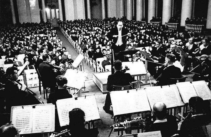 Оркестр исполняет Ленинградскую симфонию
