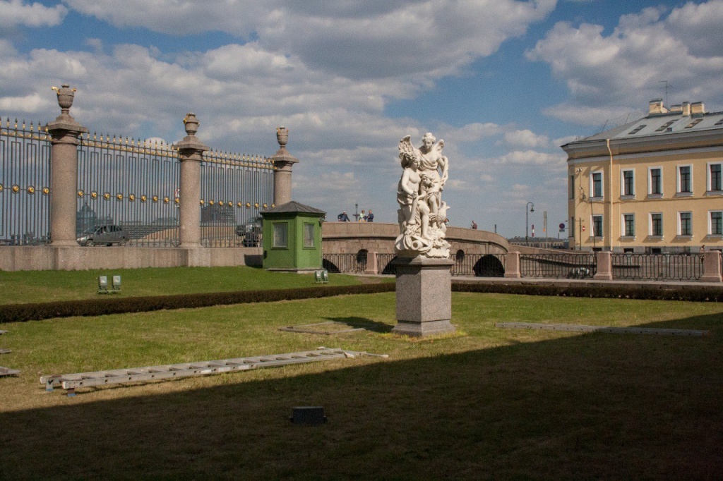 После реконструкции сада коллекция скульптур Летнего сада, за исключением «Ништадтского мира», была заменена на копии из полимерного мрамора. 