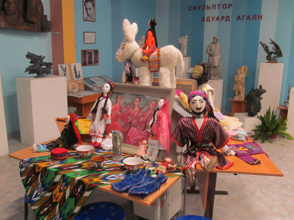 Выставка кукол работы Матлюбы Яхьяевой
