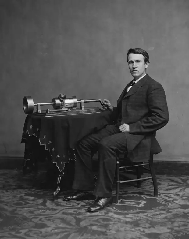 Томас Эдисон со своим вторым фонографом. Фото: Мэтью Брэди. Вашингтон, апрель 1878 года.