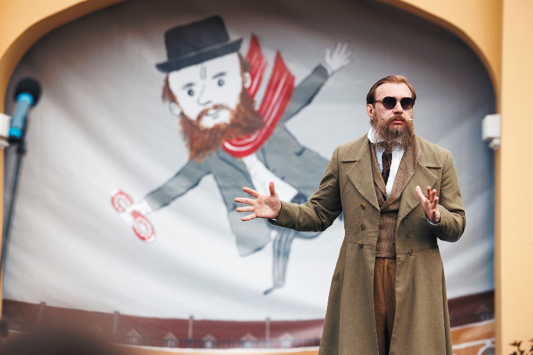 ХVI День Достоевского (2025). Спектакль ФМД-Театра «Достоевский маскарад» в «Никольских рядах». Александр Кудренко в роли Достоевского. Автор фото: Александр Коптяев. Правообладатель: Музей Достоевского.