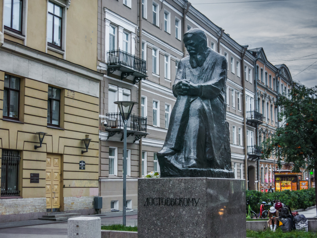 Памятник Достоевскому на Владимирской площади. Фото: Ирина Иванова.