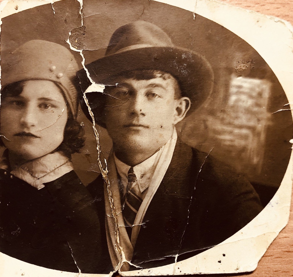 Фото: Мария Степановна Суворова (мама); Анатолий Алексеевич Суворов (папа). Из личного архива Владимира Суворова.