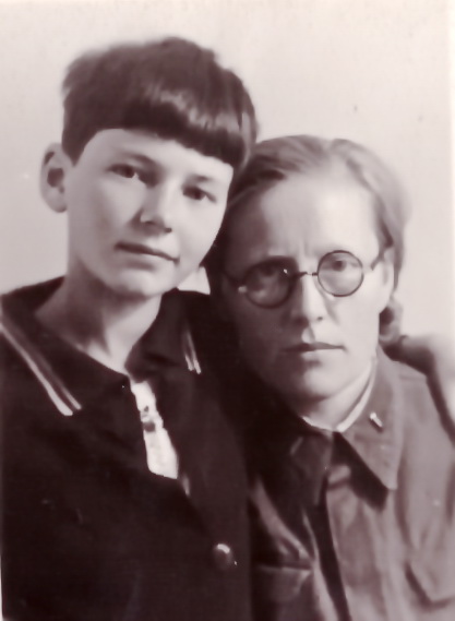 Тётя Аня (через год после эвакуации в 1943 году). Кулебаки. Из личного архива Марины Лебедевой. Тётя Аня (через год после эвакуации в 1943 году). Кулебаки. Из личного архива Марины Лебедевой.