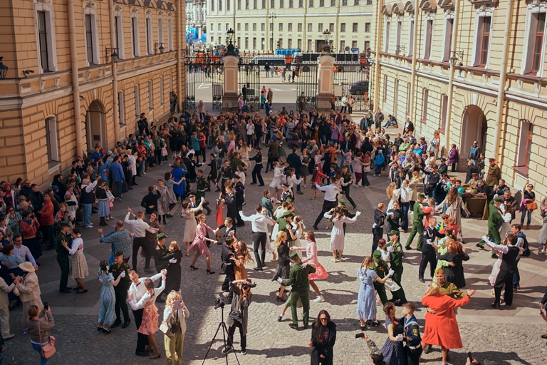 Танцевальная площадка «Весна 1945 года» в Парадном дворе Капеллы. Фото предоставлено пресс-службой Государственной академической капеллы. Правообладатель: Государственная академическая капелла Санкт-Петербурга. 