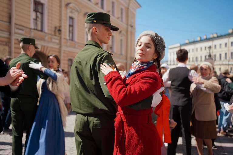 Танцевальная площадка «Весна 1945 года» в Парадном дворе Капеллы. Источник: vk.com/spb_capella. Правообладатель: vk.com/spb_capella. 