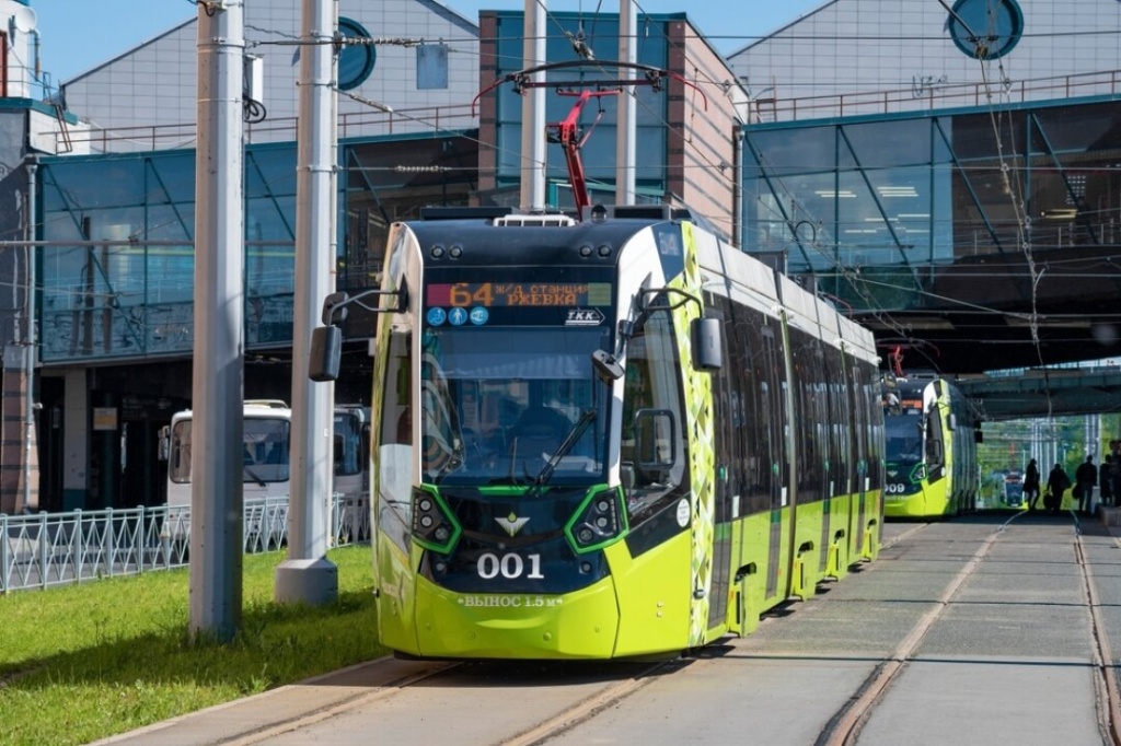 Трамвай «Чижик» не только доставляет пассажиров по нужным адресам, но и рассказывает о выставке.