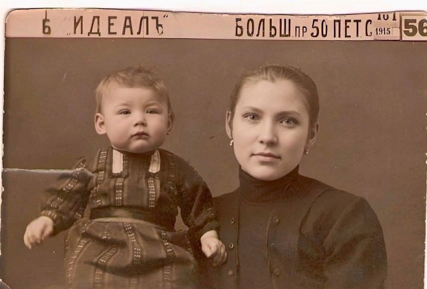 На фотографии Мария Антоновна Борисенкова вместе с дочкой Александрой. Из личного архива Геннадия Дедыка.