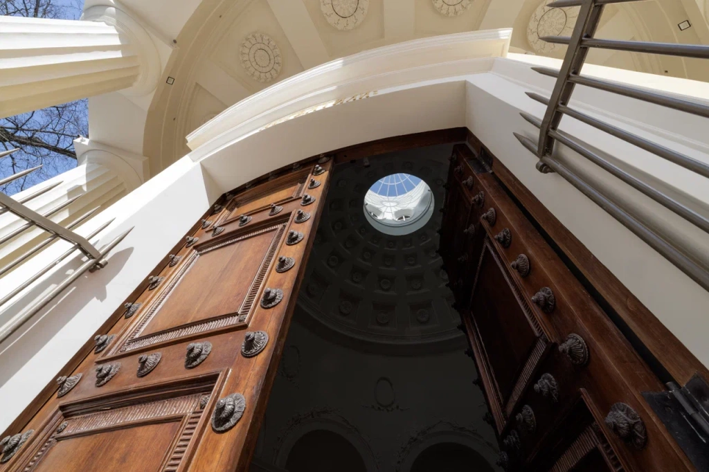 Необходимость реставрации 2024–2025 годов была вызвана переувлажнением конструкций павильона, что создавало угрозу его постепенного разрушения. 