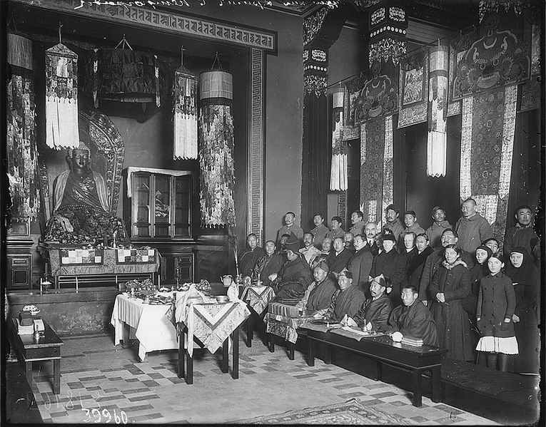 Яков Штейнберг. Главный алтарный зал в Дацане Гунзэчойнэй (1926). Правообладатель: Центральный государственный архив кинофотофонодокументов Санкт-Петербурга, russiainphoto.ru.
