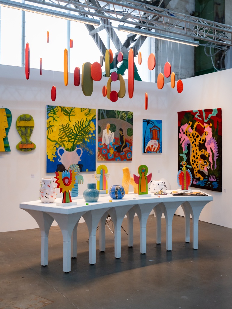 Чтобы подать заявку, необходимо заполнить форму на сайте. 