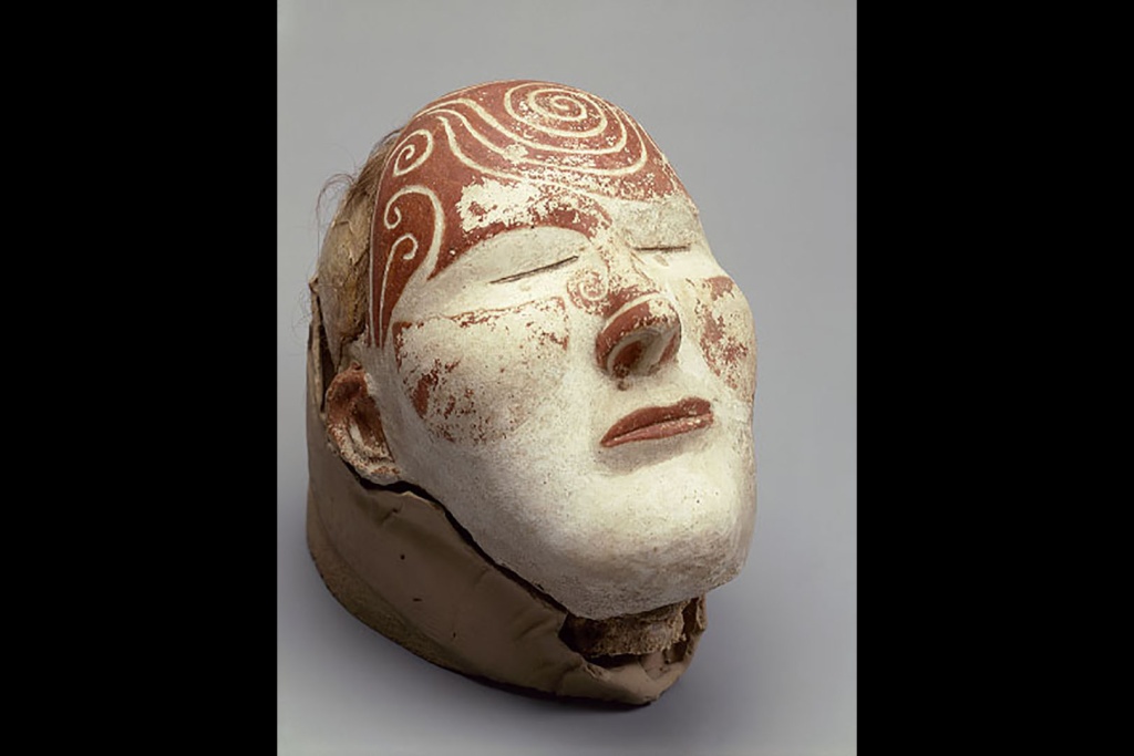 Маска на голове женщины. Таштыкская культура. Могильник Оглахты VI. III–IV вв. 
