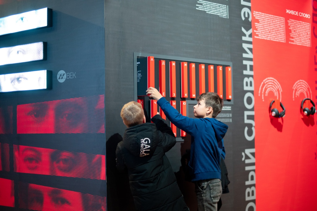 Гости узнаю, как родной язык менялся за сто лет и почему это так интересно. Гости узнаю, как родной язык менялся за сто лет и почему это так интересно.