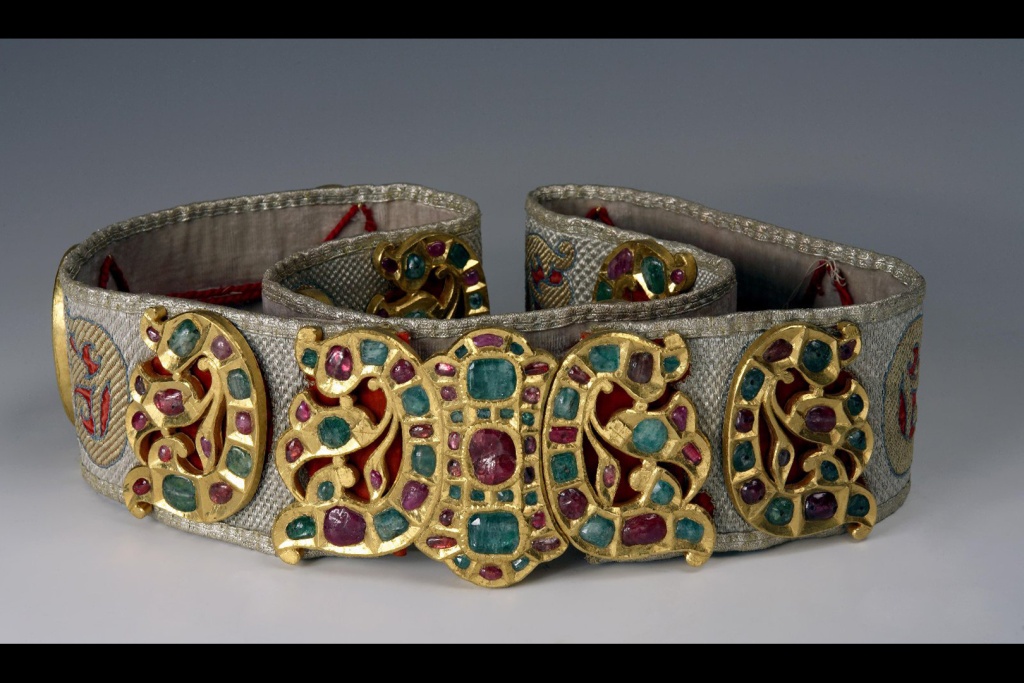 Пояс вышитый, с золотыми бляхами. Средняя Азия, Бухара. 1850-1889. Пояс вышитый, с золотыми бляхами. Средняя Азия, Бухара. 1850-1889.