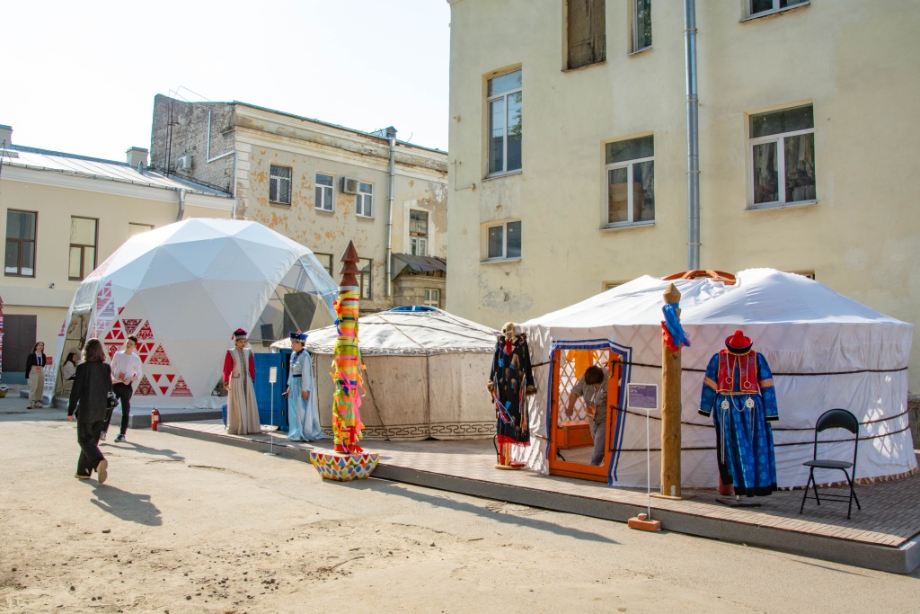 Слева направа: шатер с нефтью, калмыцкая юрта, бурятская юрта. Фото: Ирина Иванова.
