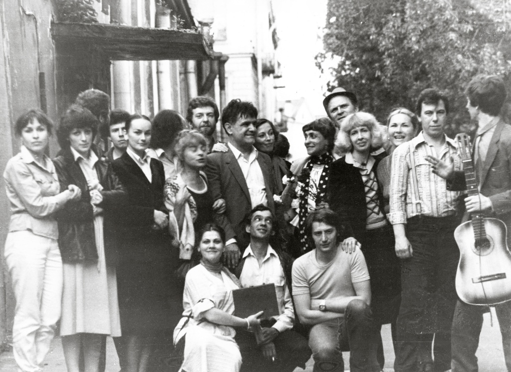 Владимир Малыщицкий с актёрами труппы Молодёжного театра и друзьями театра. 1982 год. 15-01_Владимир Малыщицкий с актерами труппы Молодежного театра и друзьями театра.1982г.jpg