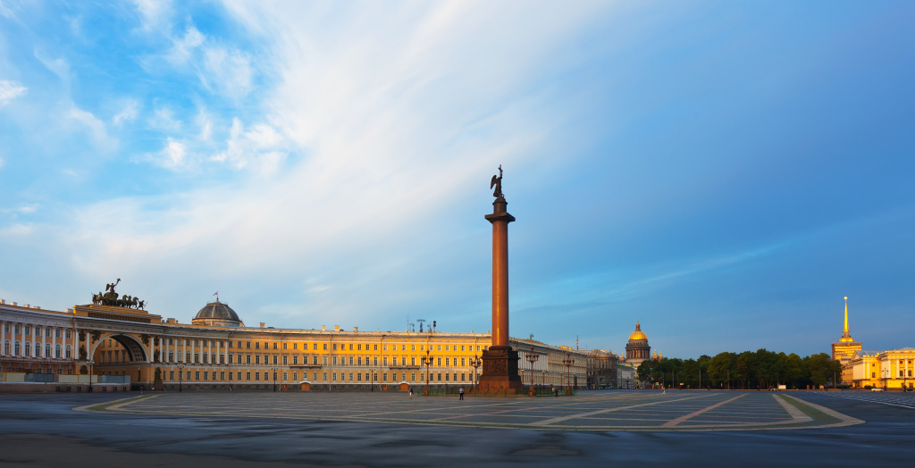 Дворцовая площадь с людьми