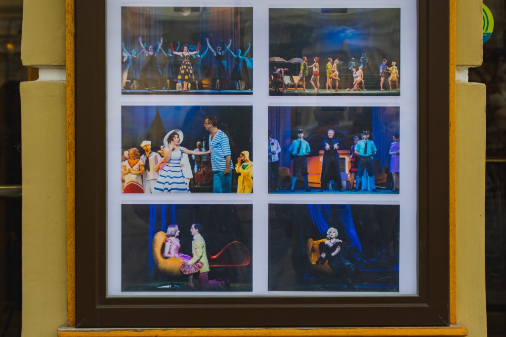 Мюзикл «Бал воров» в фотографиях на уличной афише на фасаде театра музыкальной комедии. Фото: Ирина Иванова.