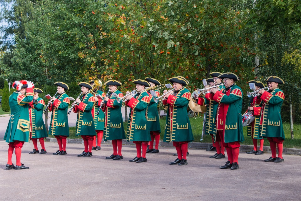 Духовой оркестр под управлением Евгения Лебедева в одежде в стиле XVIII века. Фото: Ирина Иванова.