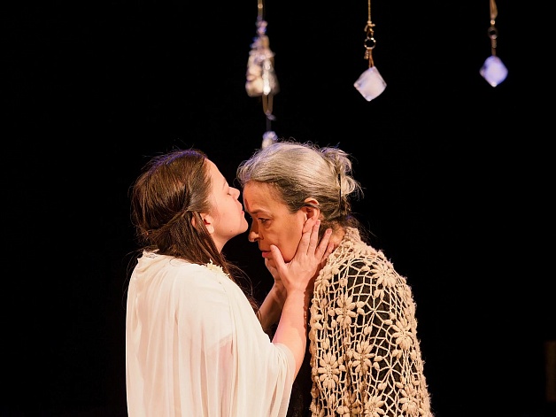 Сцена из спектакля «Кроткая». Правообладатель: Teatro da Cidade (Сан-Жозе-дус-Кампус, Бразилия) совместно с Университетом Валье (Колумбия).
