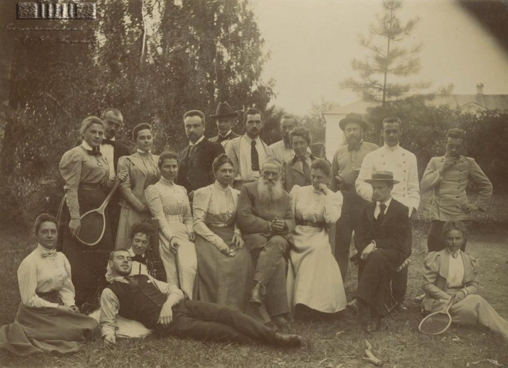 Л. Н. Толстой в кругу родных и знакомых на теннисной площадке около дома. 1899.