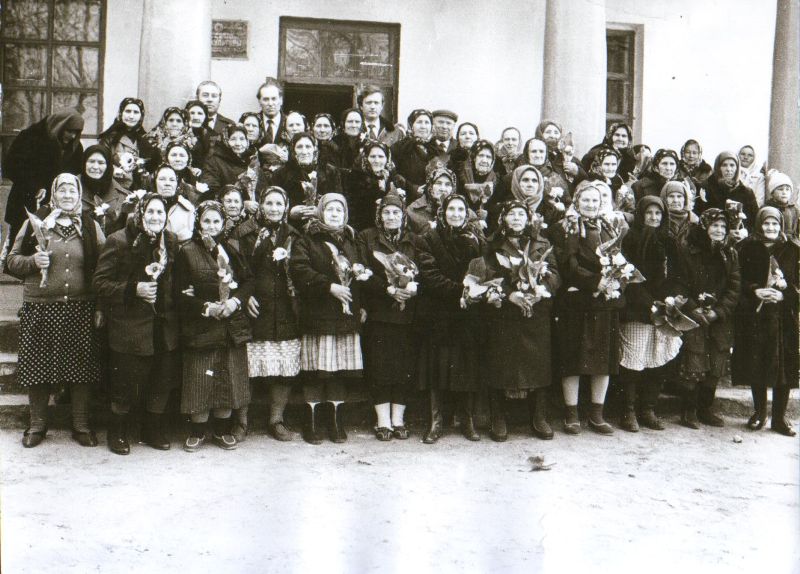 Встреча солдатских вдов. Правообладатель: Губкинский краеведческий музей, goskatalog.ru.