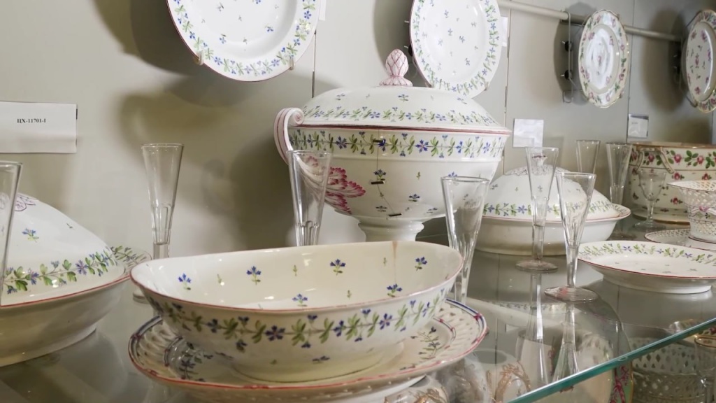 В 1994 году музей-заповедник «Павловск» смог приобрести часть «сервиза с васильками».