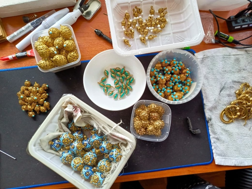 Пуговицы к фильму в процессе создания.