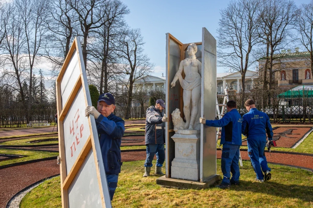 Сегодня предстали во всем великолепии статуи XVIII века на Эрмитажной аллее Екатерининского парка.