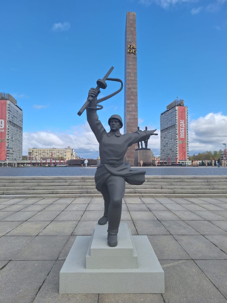Наземная часть памятника, возведенная в рекордно короткие сроки, была открыта 9 мая 1975 года.
