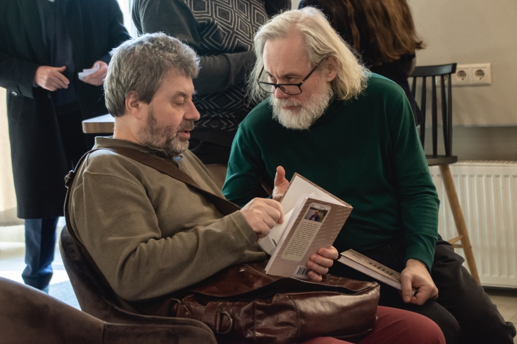 Павел Крусанов и Сергей Носов обсуждают новую книгу. Фото: Ирина Иванова. 